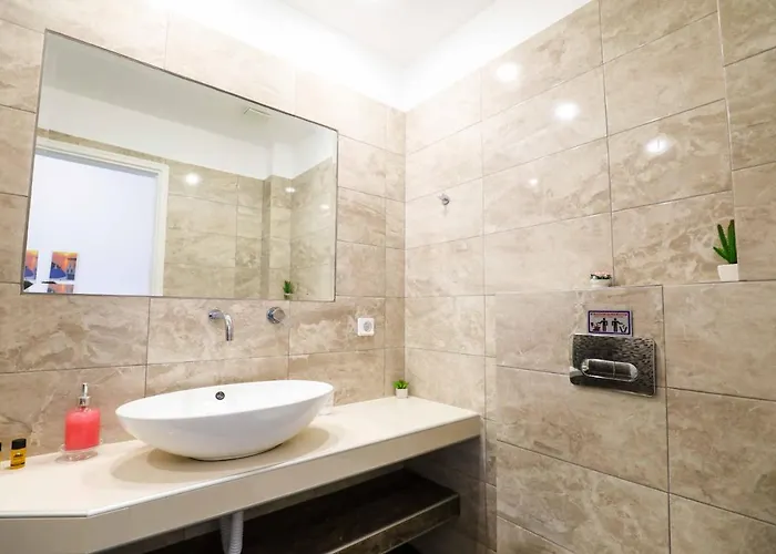 Finikas Santorini Hotel 3*