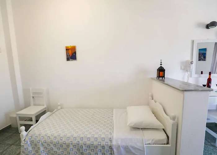 Finikas Santorini Hotel 3*