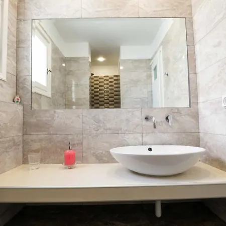 Finikas Santorini 3* Kamári