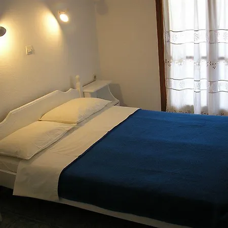 Finikas Santorini Камари