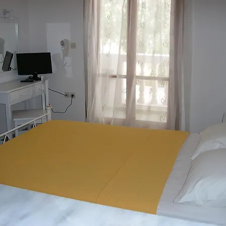 Finikas Santorini Kamári