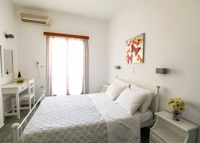 ホテル Finikas Santorini 3*
