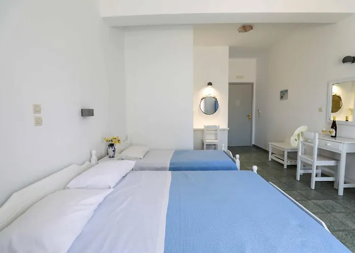 Finikas Santorini Hotel 3*