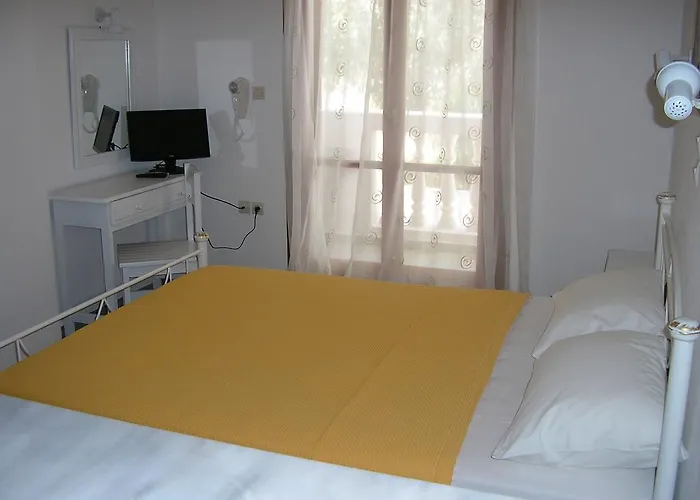 Finikas Santorini Kamári