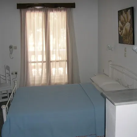 Finikas Santorini