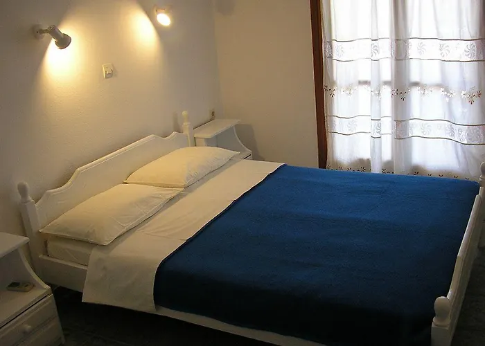 Finikas Santorini Kamári