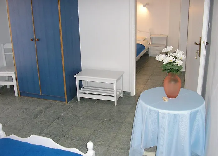 Finikas Santorini Kamári