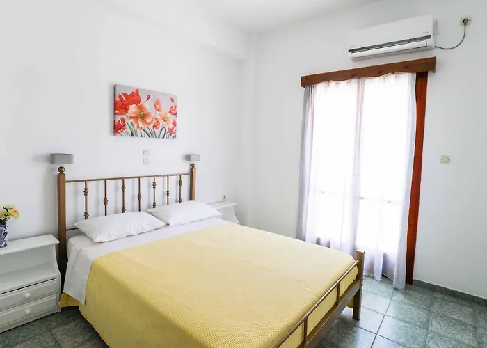 Finikas Santorini Hotel 3*